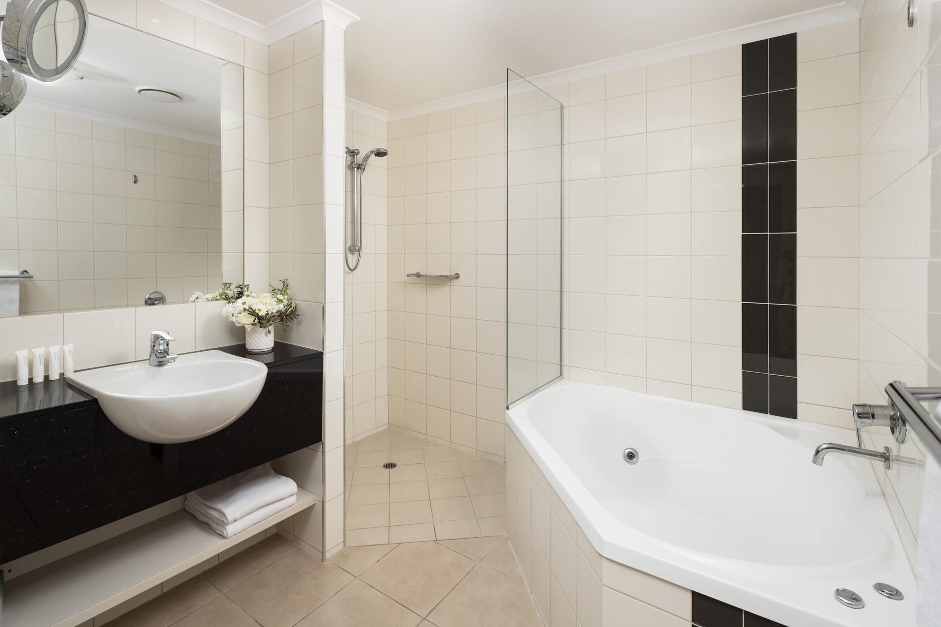 Rydges Mackay Suites Deluxe Suite Spa