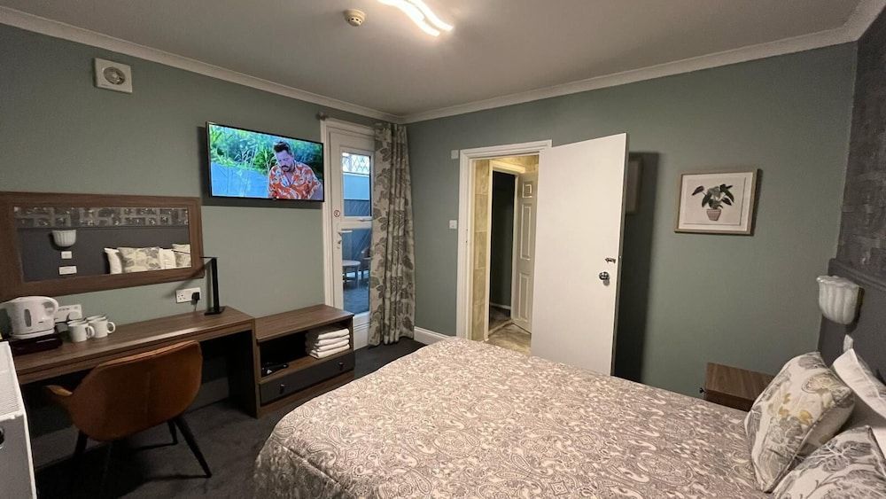 Quadruple Room, Ensuite (Double and Two Single Bed)