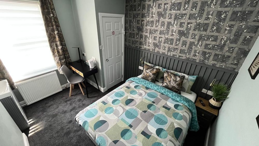 Charlotte Guest House Double Room, Shared Bathroom 3