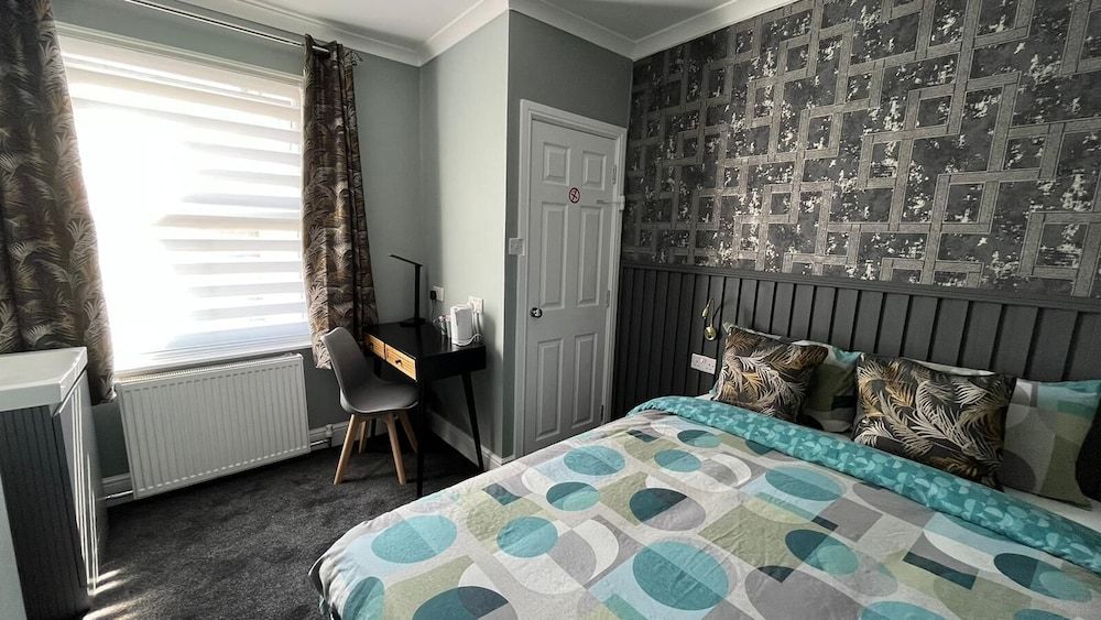 Charlotte Guest House Double Room, Shared Bathroom 2