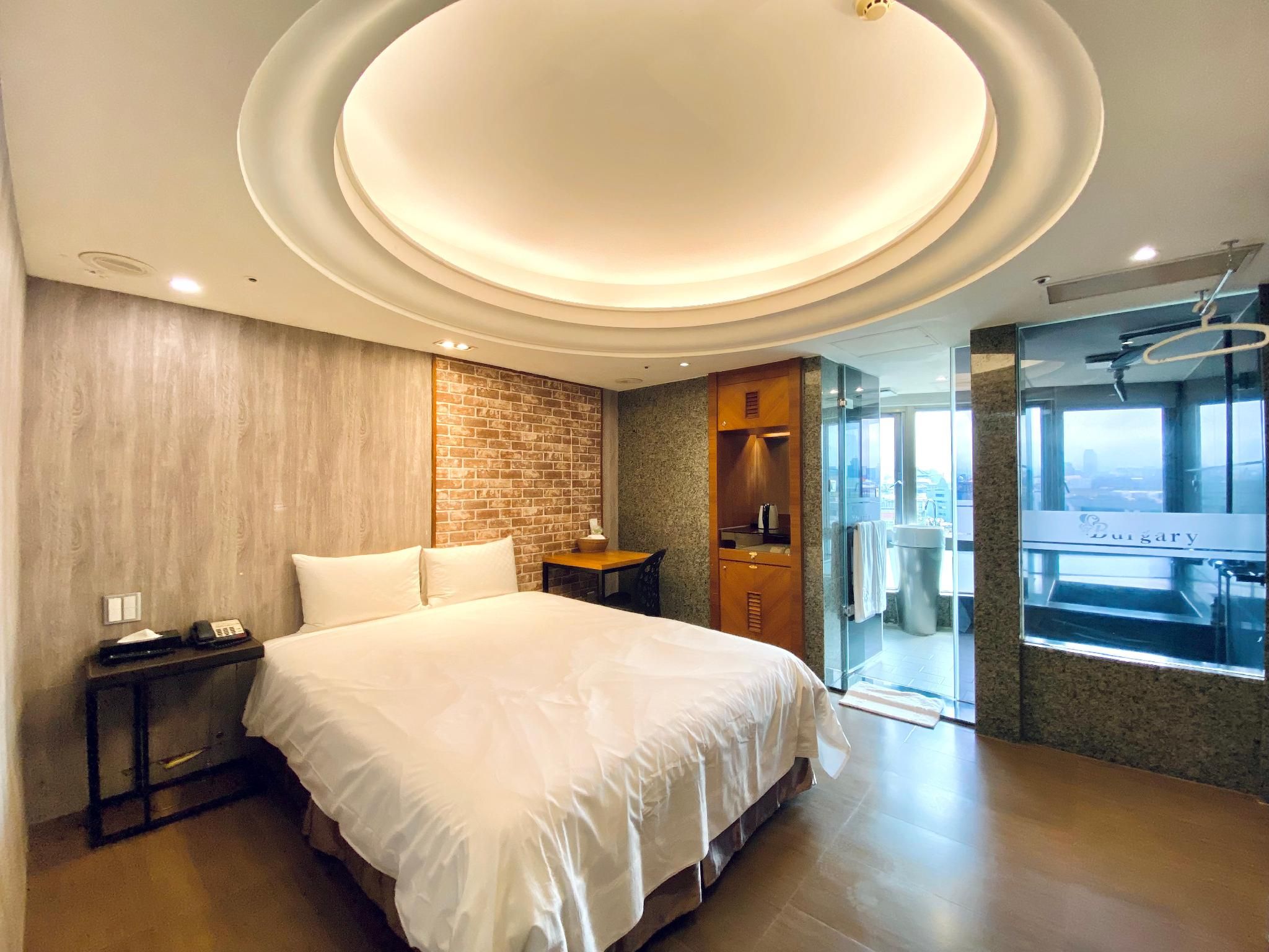 Standard with 1 Queen Bed