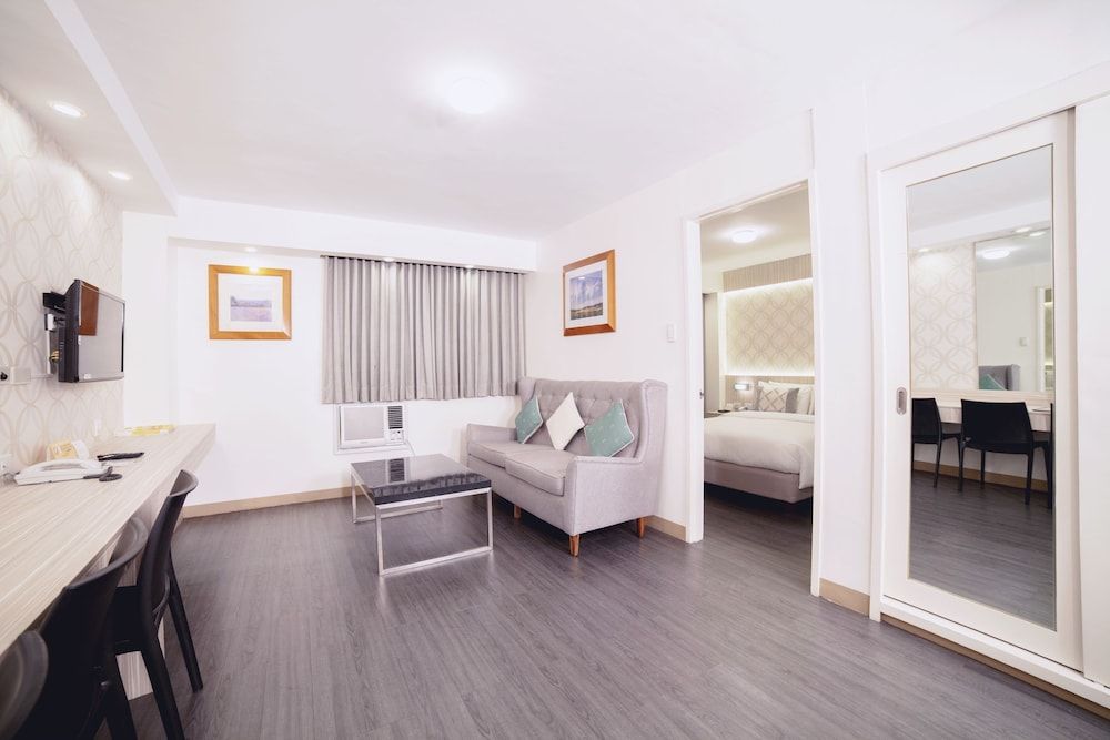 undefined The Charter House 4