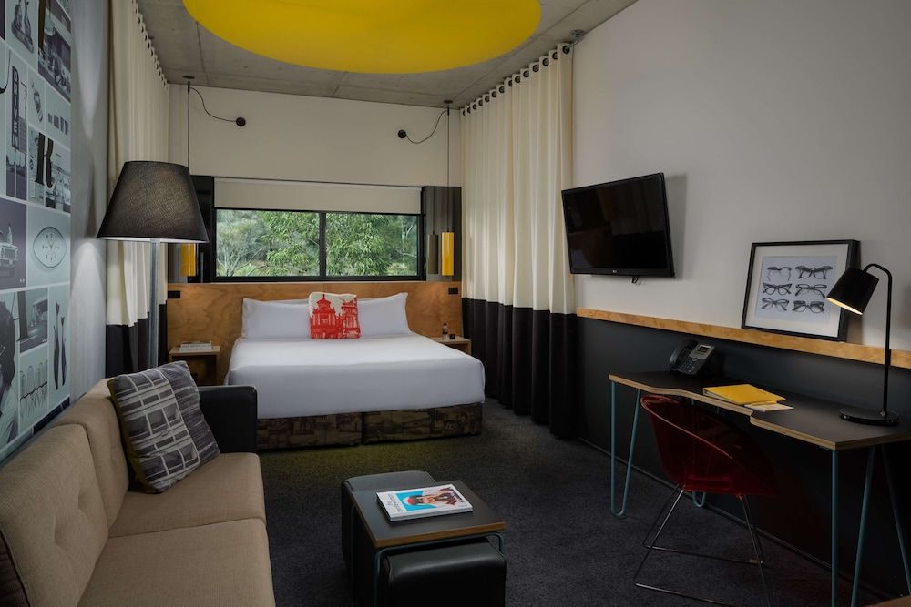 Entertainer View King Room