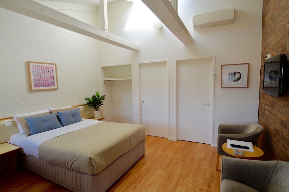 Beachfront Motel Standard Queen Room 2