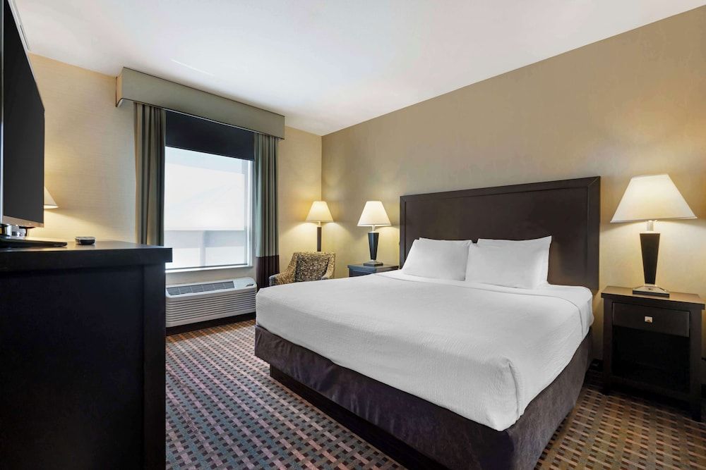 Standard Room, 1 King Bed, Accessible, Bathtub
