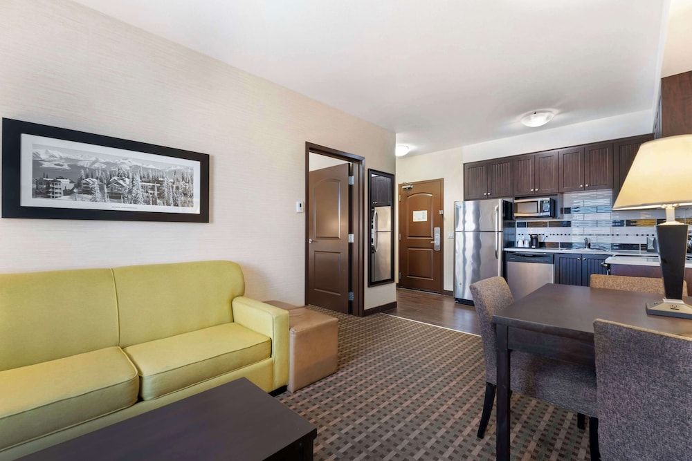 Standard Room, 1 King Bed, Non Smoking, Refrigerator & Microwave