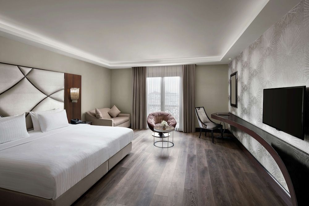 Deluxe Room, 1 King Bed, City View