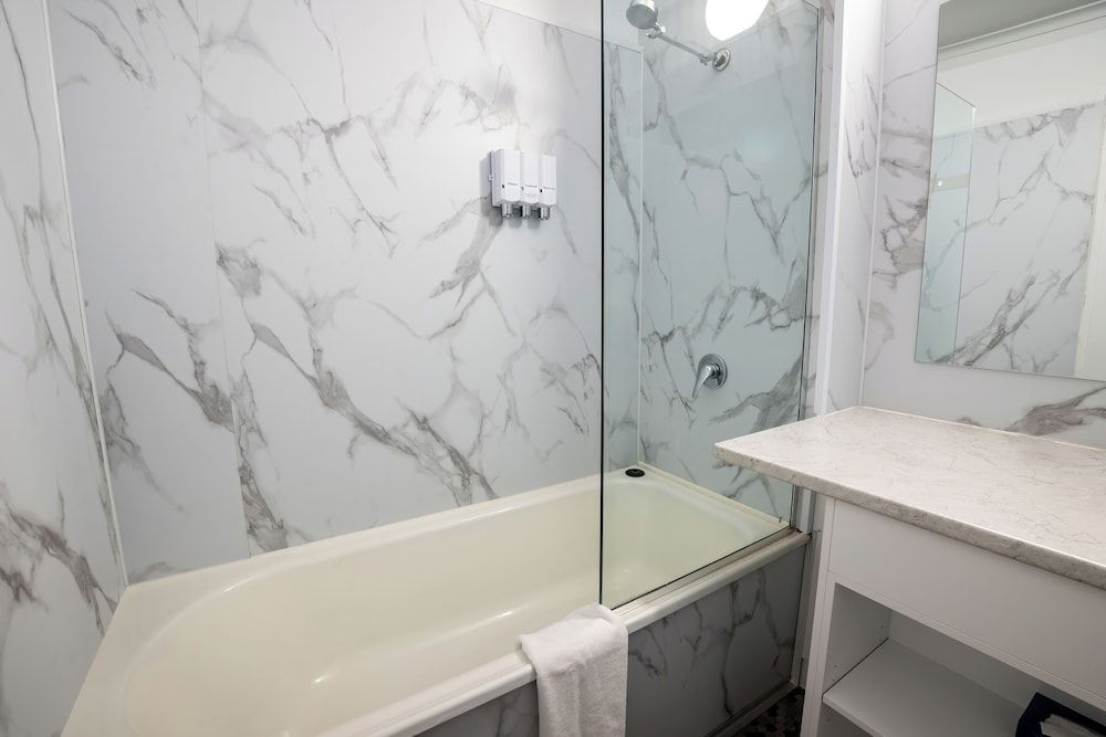 Bayside Hotel Poolside Queen and Single 4