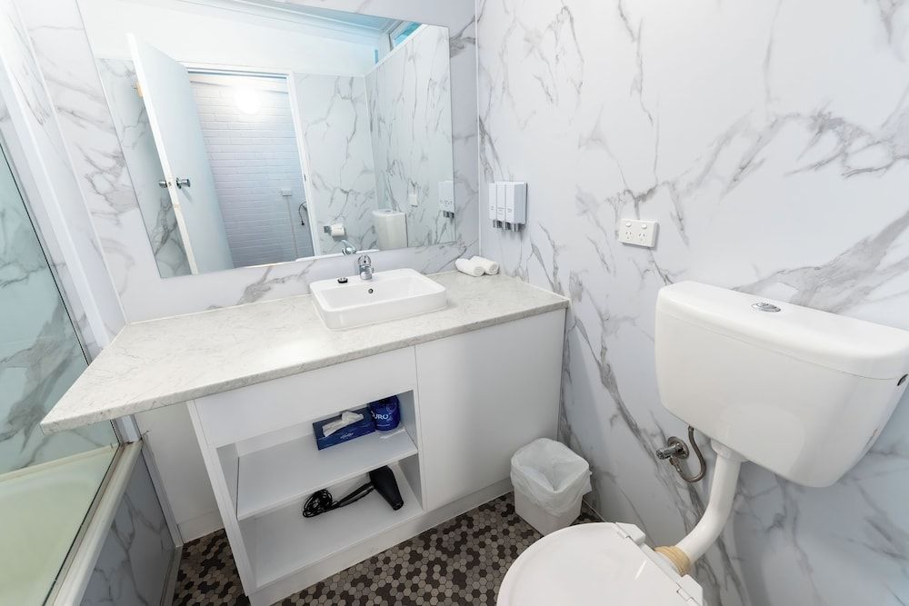 Bayside Hotel Poolside Queen and Single 5