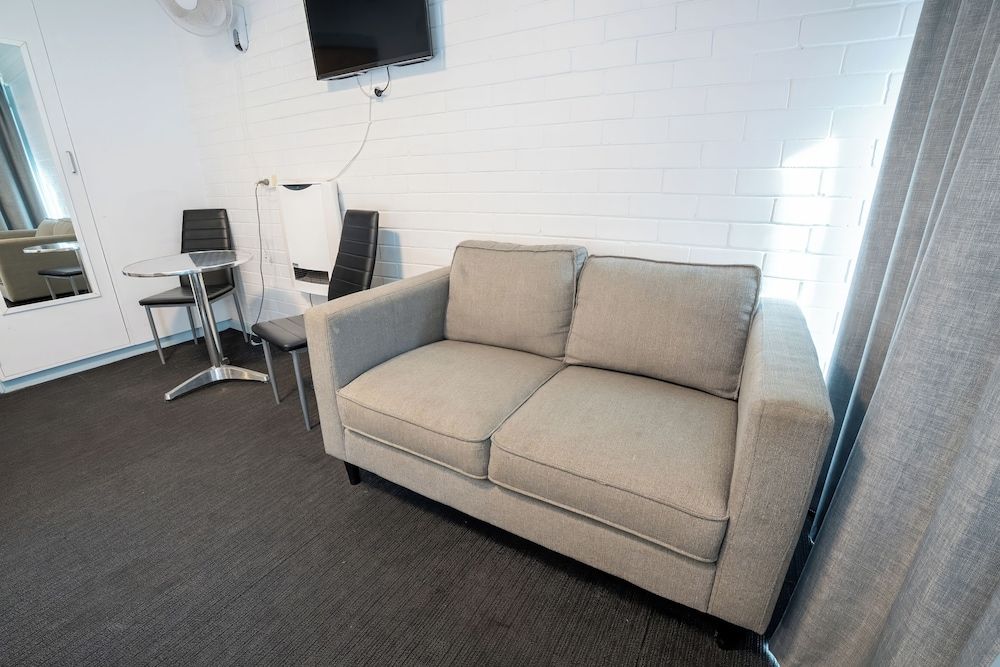 Bayside Hotel Poolside Queen and Single 7