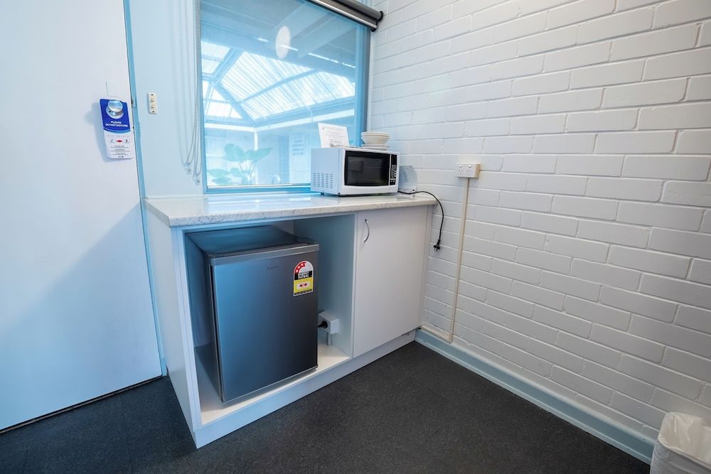 Bayside Hotel Poolside Queen and Single 6