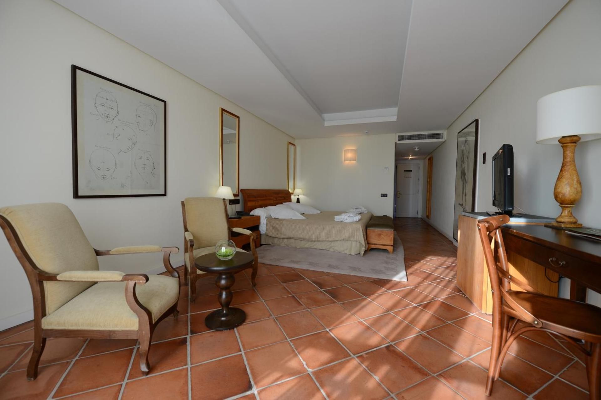 Family Room (2 Adults + 2 Children)