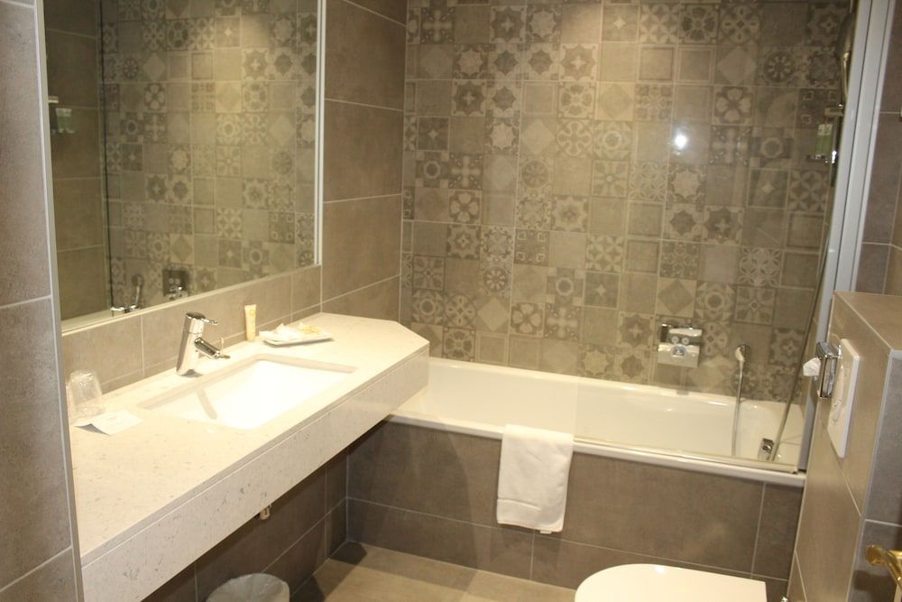 Best Western Plus Hotel D'Angleterre Comfort Room, 1 Queen Bed, Non Smoking (Larger Room) 9