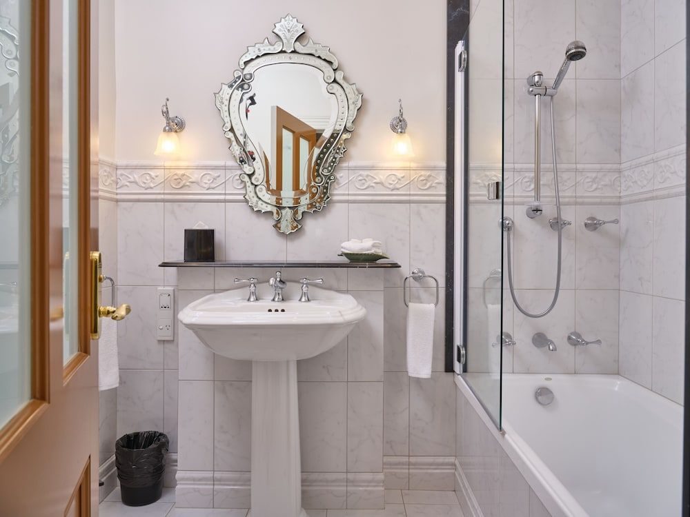 Craig's Royal Hotel Classic Room, 1 Queen Bed 9