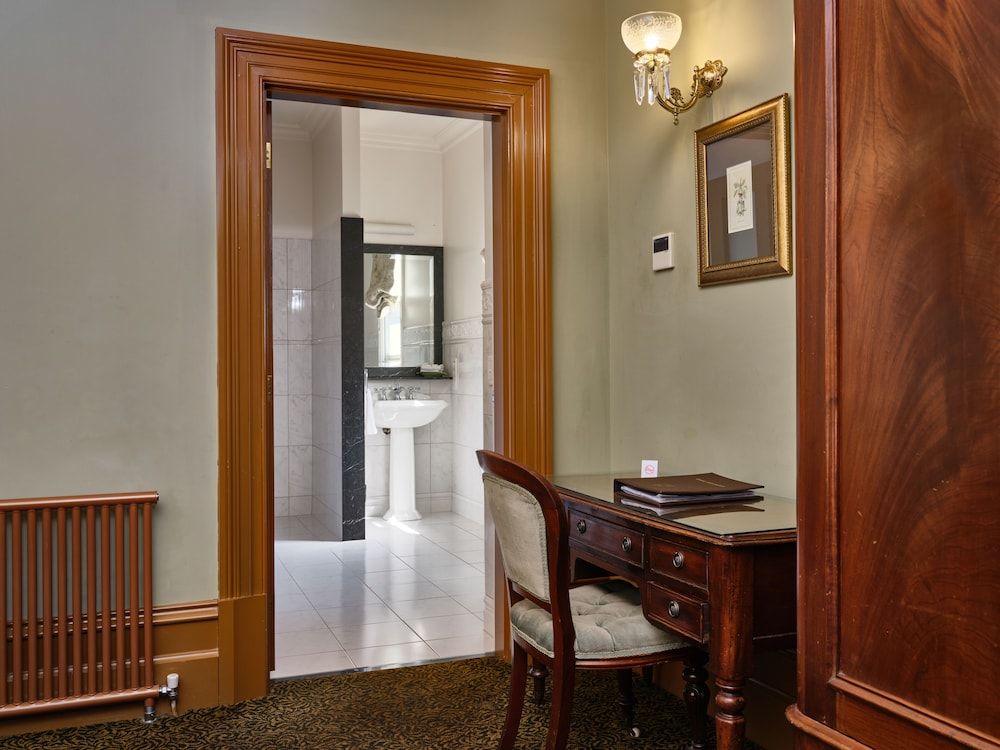 Craig's Royal Hotel Classic Room 7