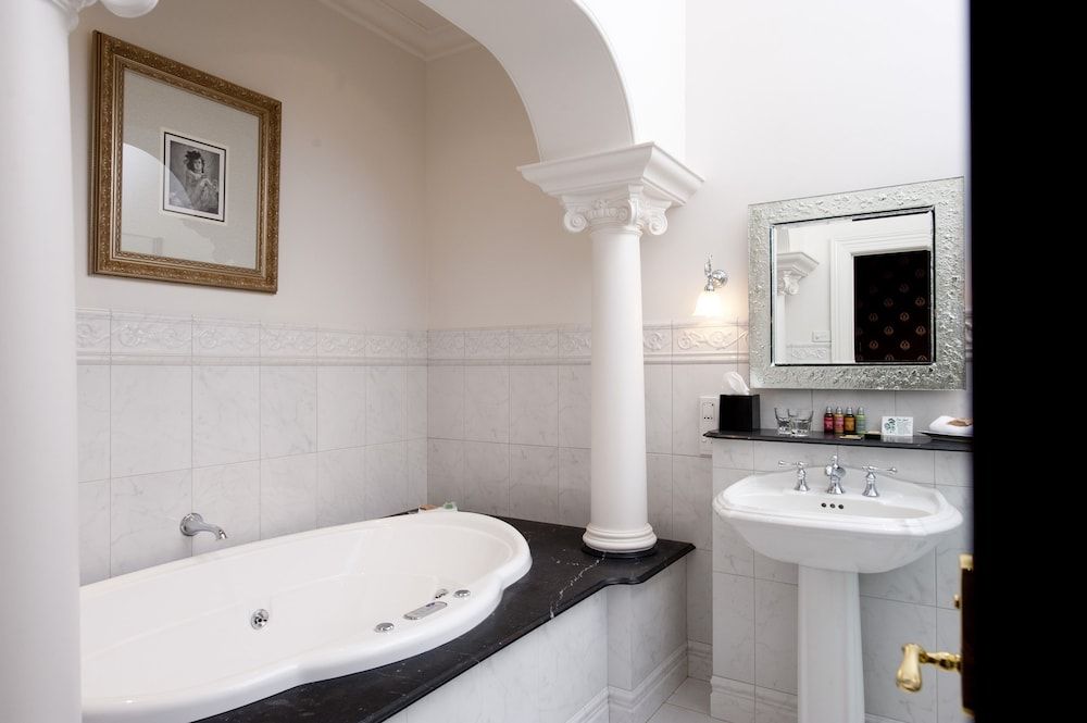 Craig's Royal Hotel Royal Room, 1 King Bed 4