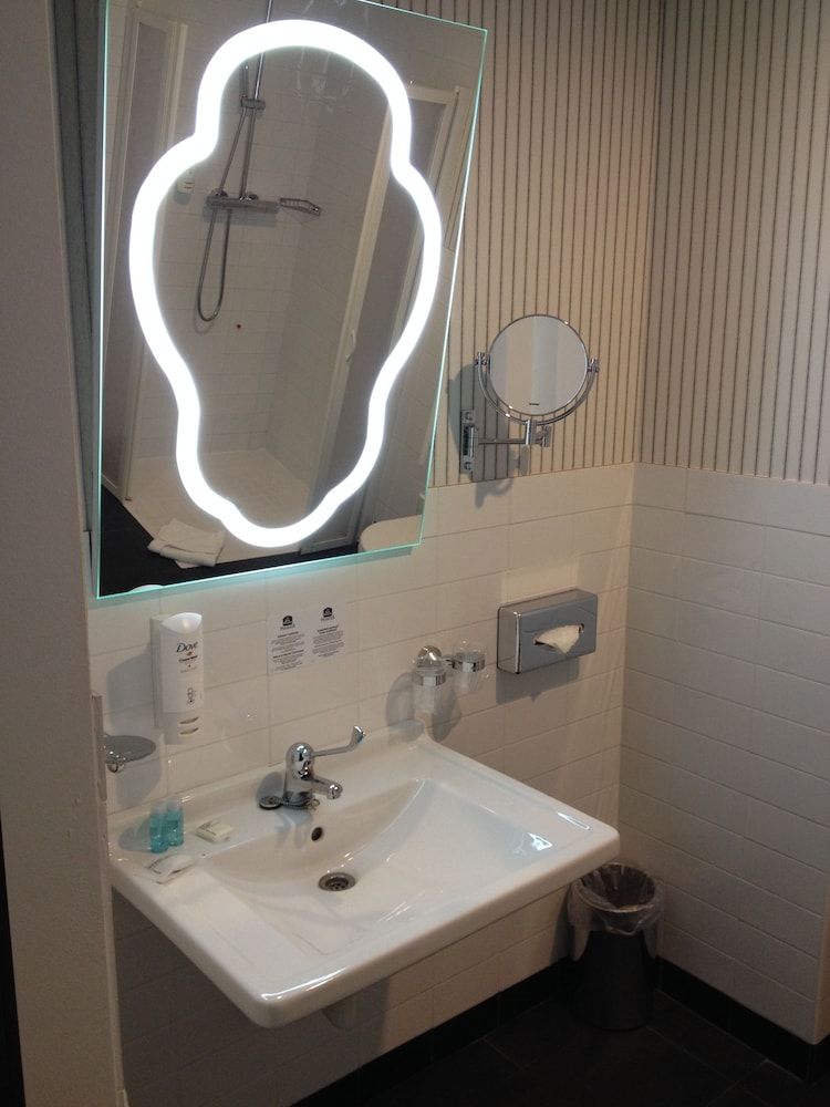 Best Western Premier CHC Airport Superior Room, 1 Queen Bed, Non Smoking 4