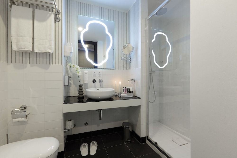 Best Western Premier CHC Airport Standard Room, Multiple Beds, Non Smoking 5