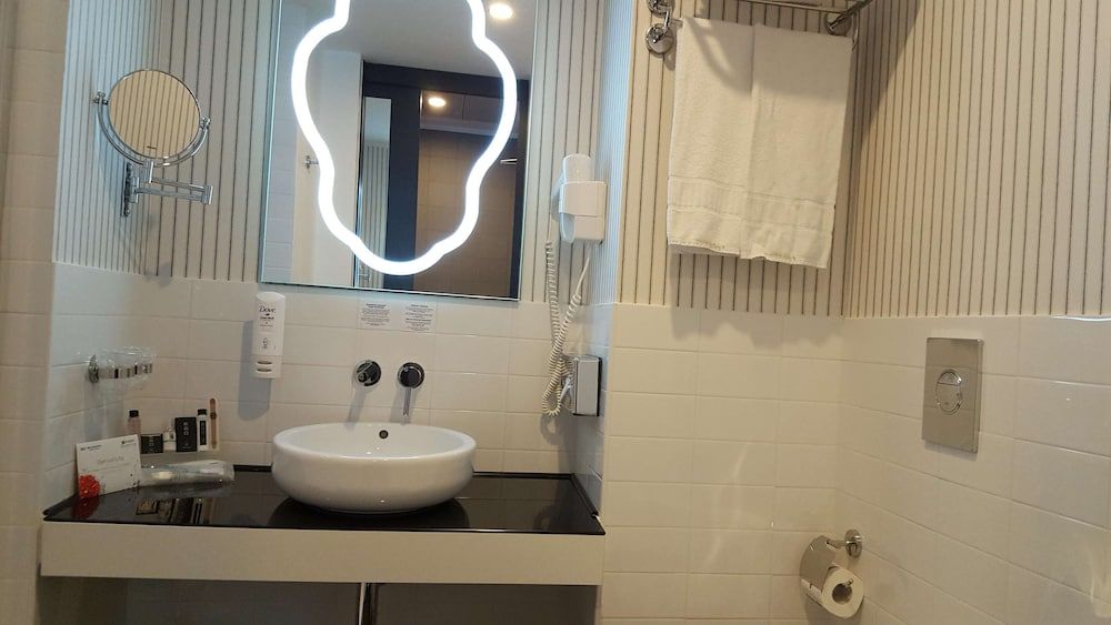 Best Western Premier CHC Airport Standard Room, Multiple Beds, Non Smoking 6