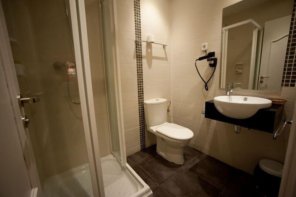 undefined Hostal Bcn 46 8