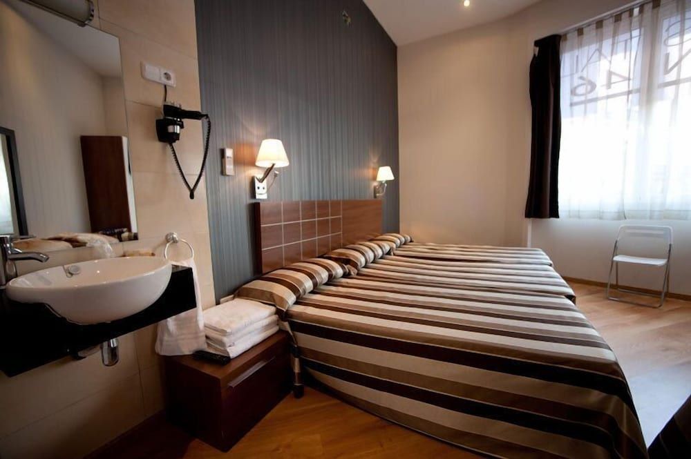 undefined Hostal Bcn 46 7