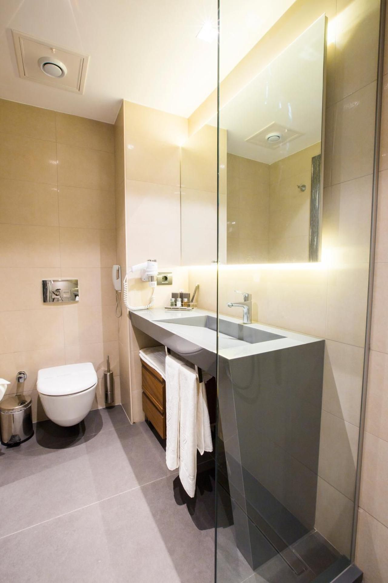 Deluxe King Room - Breakfast Included