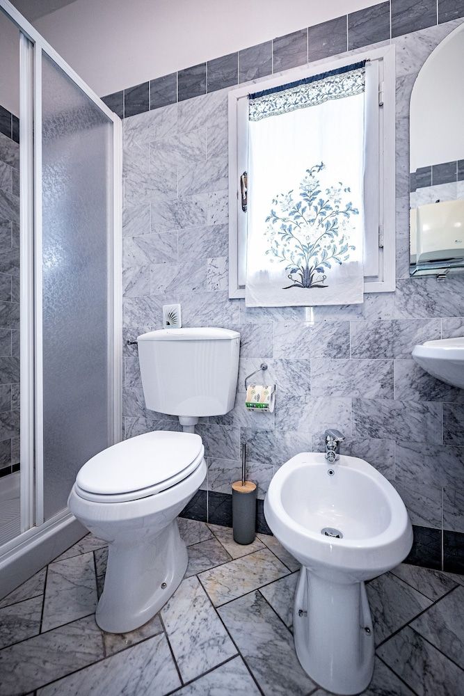 Bellevue House Double Room, Private Bathroom (External) 8