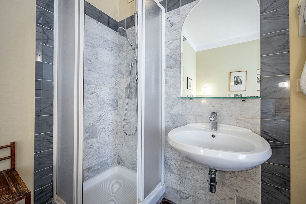 Bellevue House Double Room, Private Bathroom (External) 7