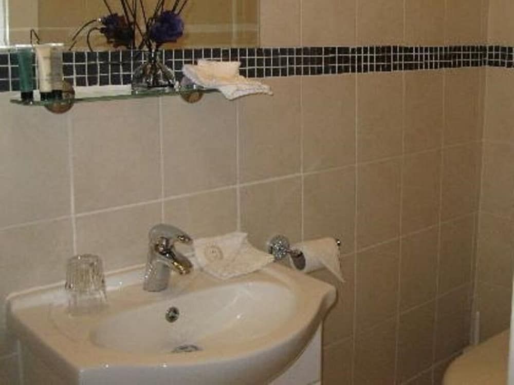 The Pearl Hotel Basic Double Room, Ensuite (Standard Double) 2