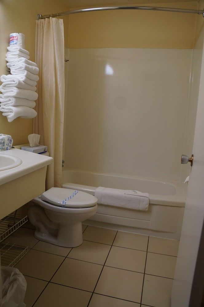 Westward Inn & Suites Standard Room, 1 Queen Bed 5