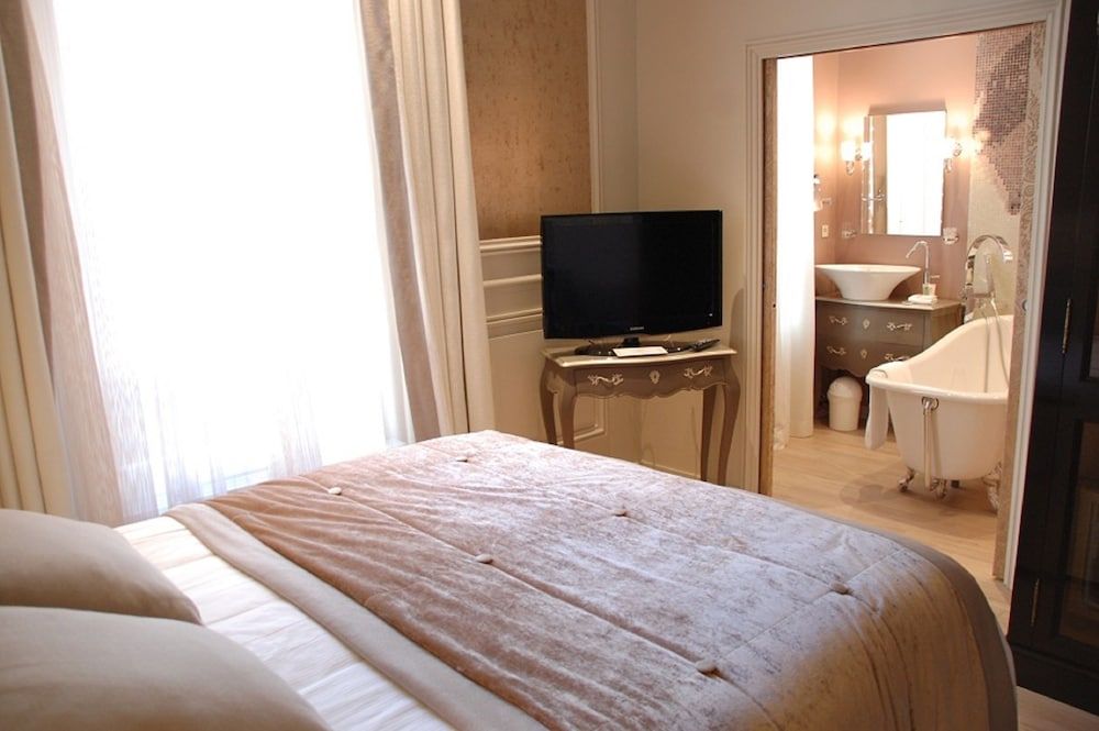 Deluxe Room, 1 Queen Bed, Non Smoking (Larger Room;Twin bed on request)