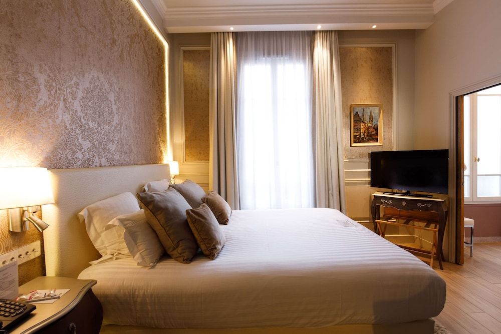 Deluxe Room, 1 Queen Bed, Non Smoking (Larger Room;Twin bed on request)