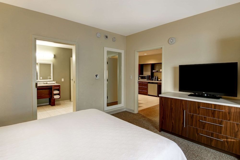 Suite, Accessible, Bathtub