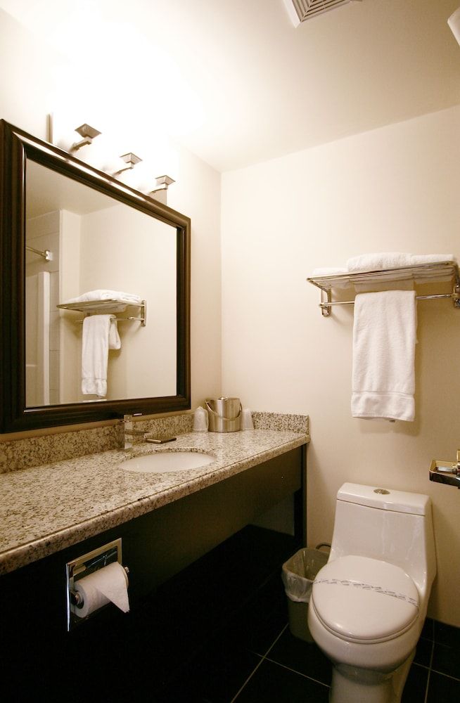 Foxwood Inn & Suites Executive Double Suite with Kitchenette 3