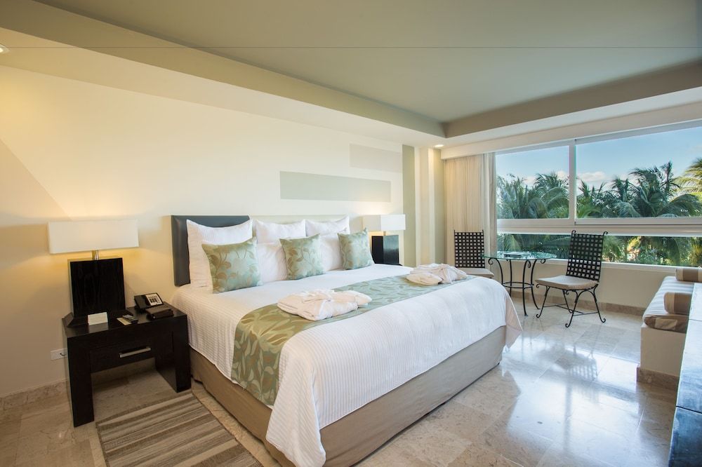 Deluxe Partial Ocean View King Bed