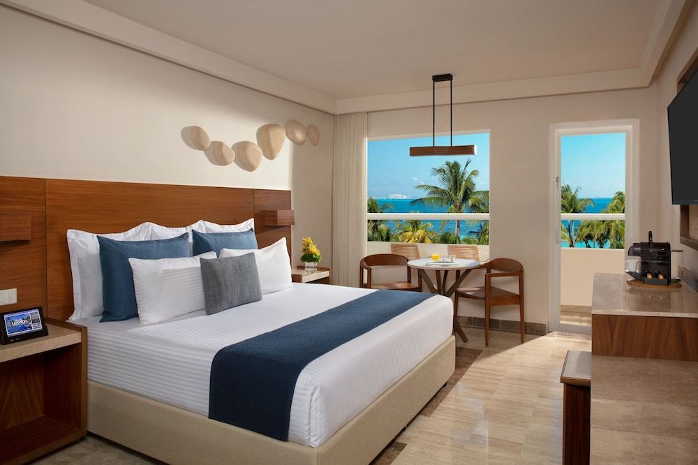 Deluxe Partial Ocean View with Balcony King Bed