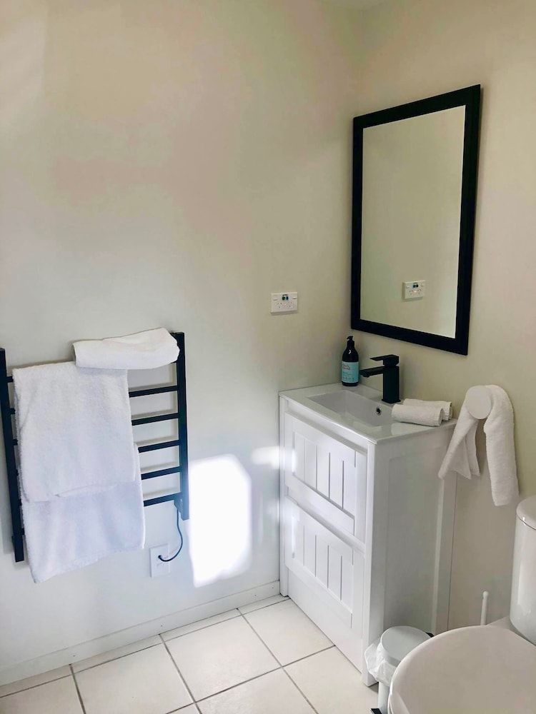 Le Chalet Waiheke Apartments Studio (Small) 2