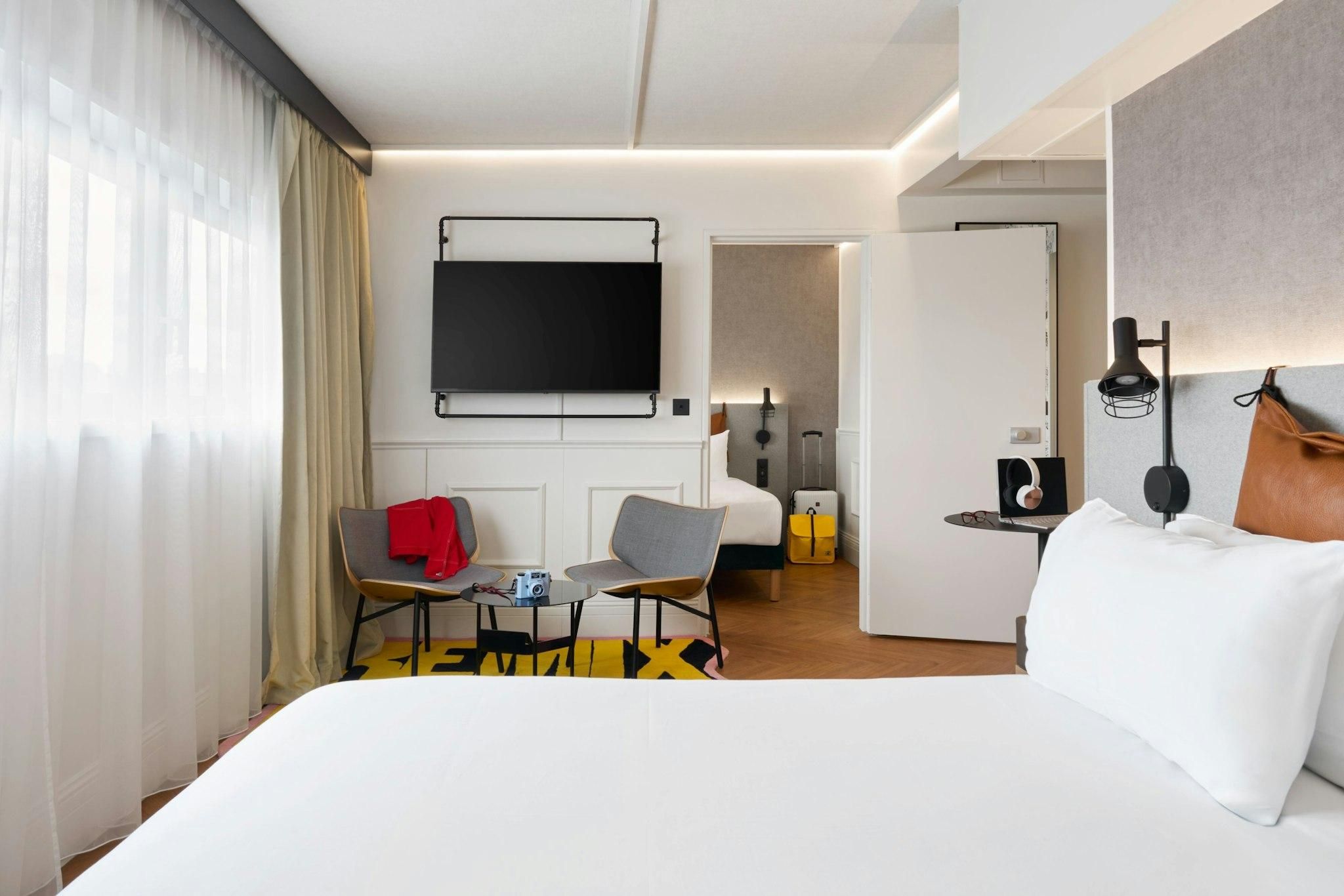 Moxy Family, Larger Guest room, 1 King and 2 Twin