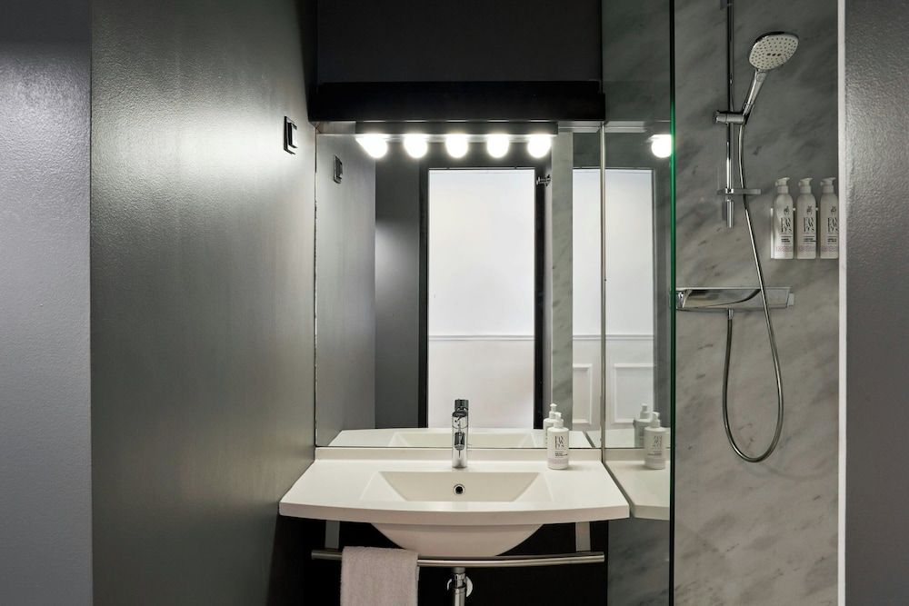 Moxy Paris La Villette Moxy Queen Room 5