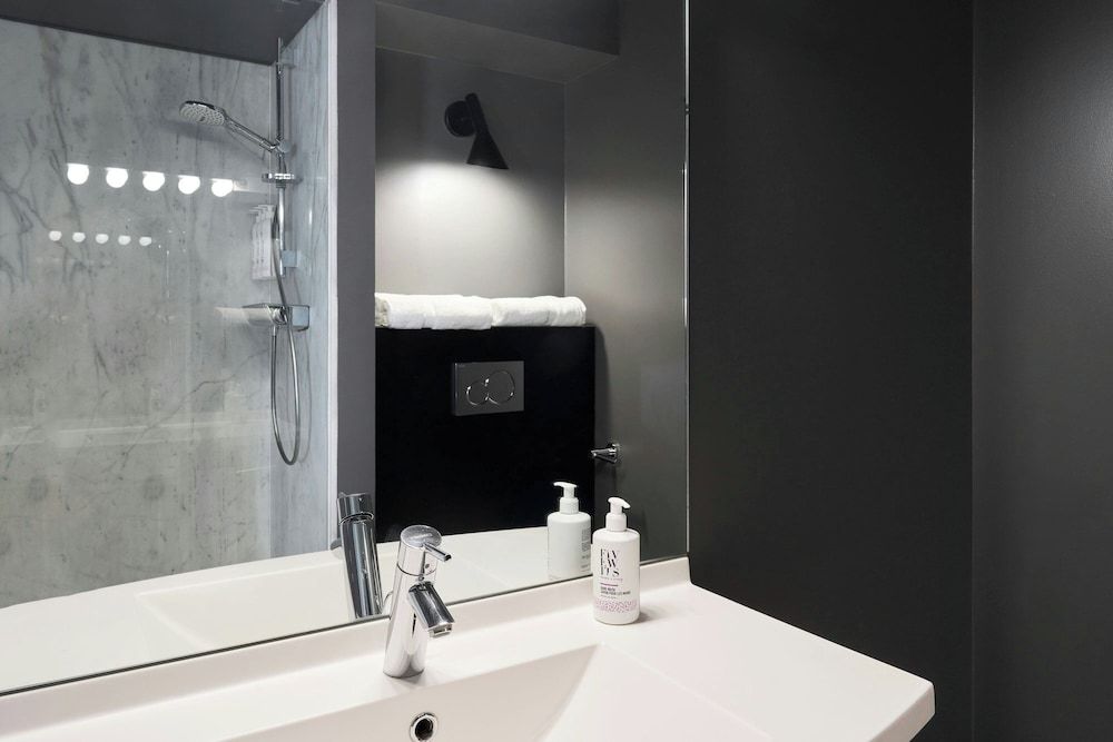 Moxy Paris La Villette Moxy Queen Room 6