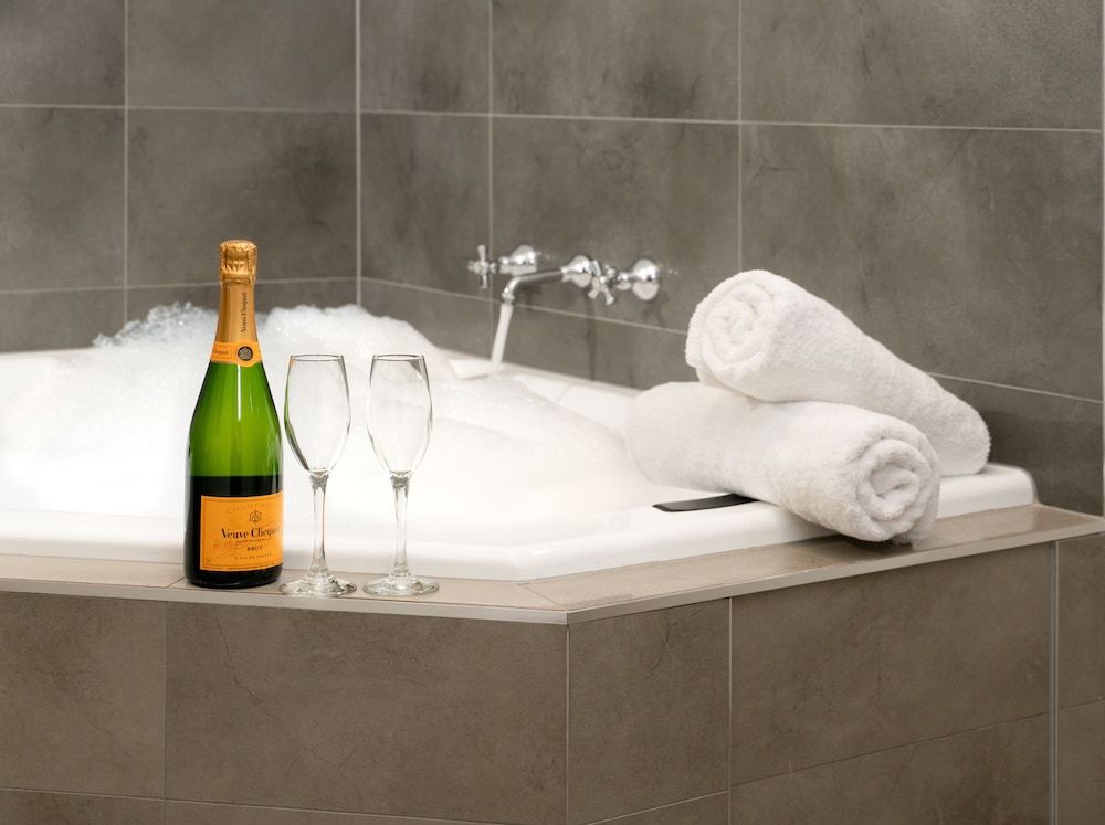 Boathouse Resort Studios & Suites Luxury King Spa Studio Parking & Wifi 5