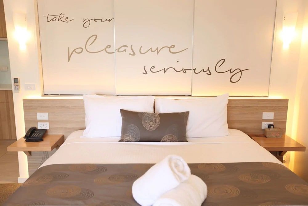 Boathouse Resort Studios & Suites Spa Suite Free Parking & Wifi 3