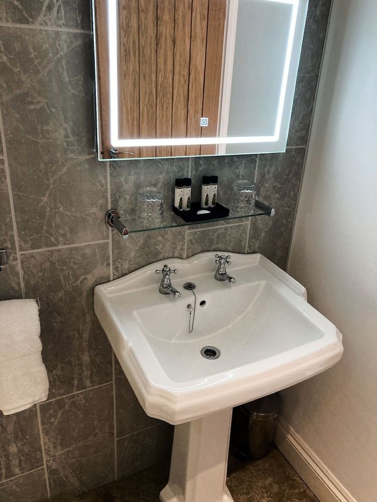 Inn For All Seasons Deluxe Double Room, Ensuite 8