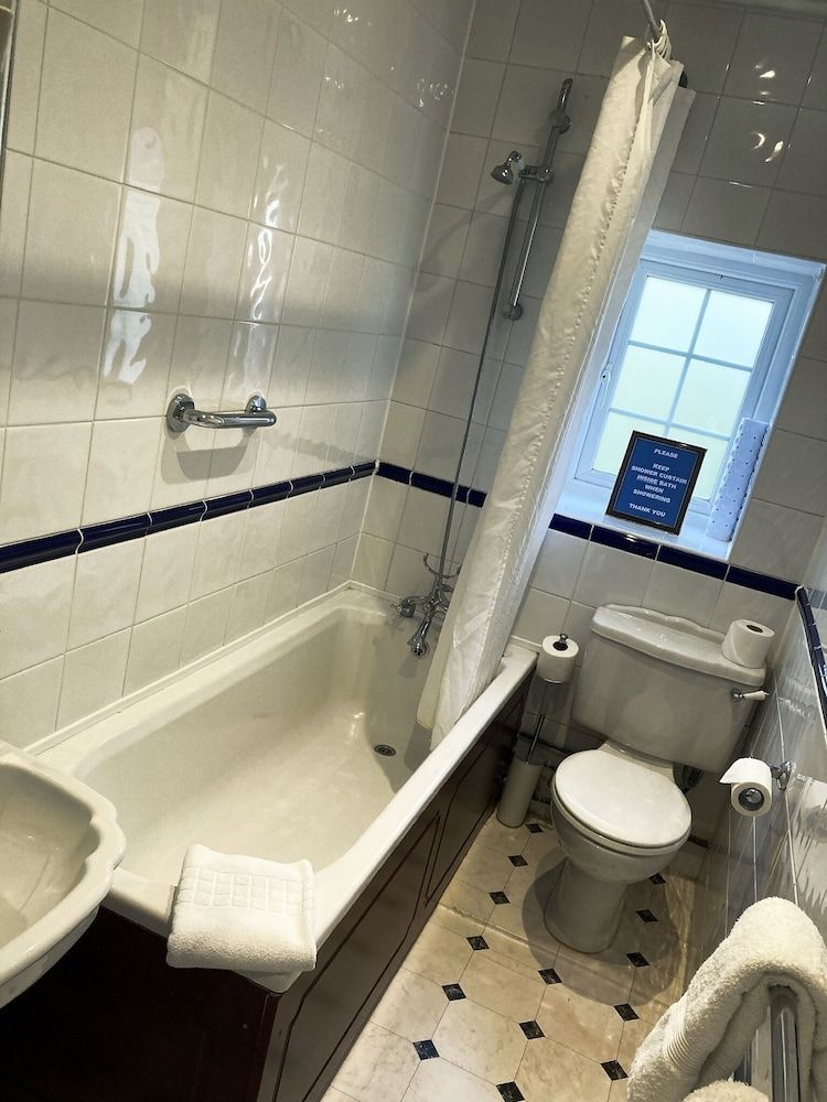 Inn For All Seasons Standard Twin Room, Ensuite 3