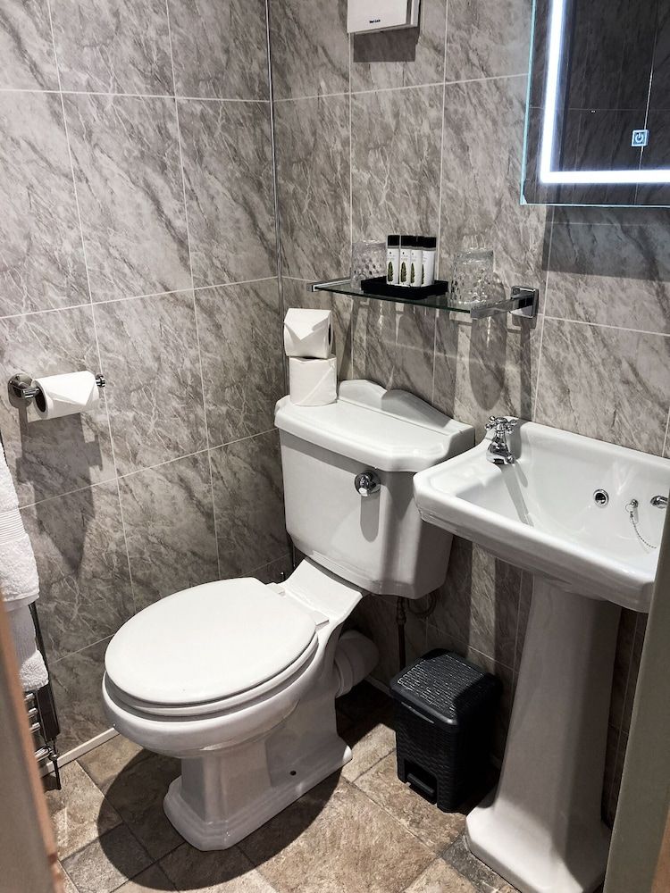 Inn For All Seasons Standard Double Room, Ensuite 4