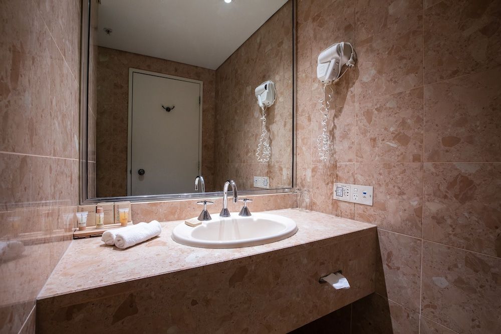 CitiClub Hotel Melbourne Deluxe Twin Room 4