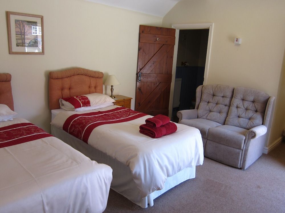 Black Swan Guest House Deluxe Twin Room, Ensuite (Ground Floor)
