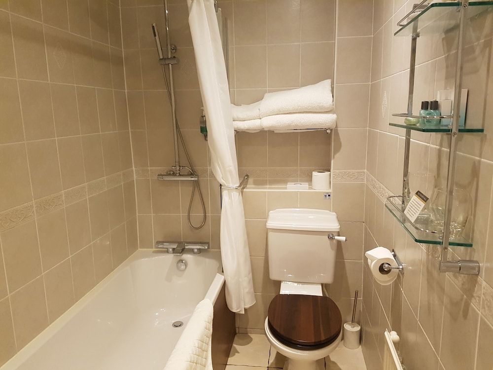 Tre-Ysgawen Hall Double Room (Small) 4