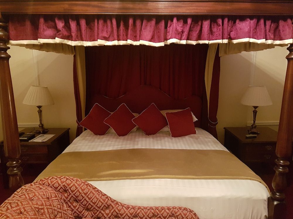 Tre-Ysgawen Hall Superior Double Room (Four Poster) 2