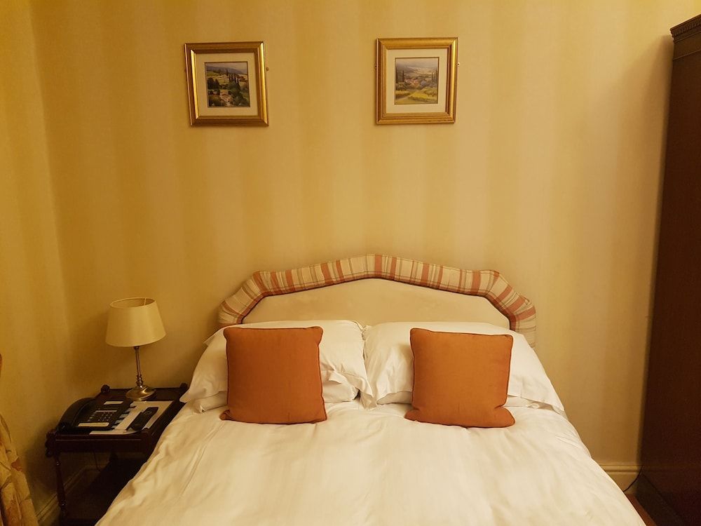 Tre-Ysgawen Hall Double Room (Small) 2